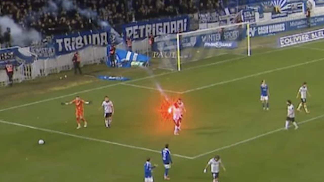 Bradley Danger colpito da un razzo lanciato dagli spalti: la serata di festa diventa un incubo