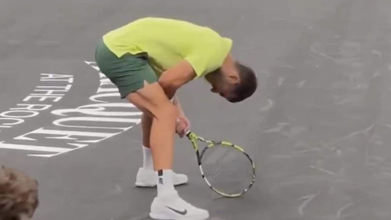 Carlos Alcaraz piegato in due dalle risate: arriva una proposta da un tifoso, Tiafoe ci mette il carico