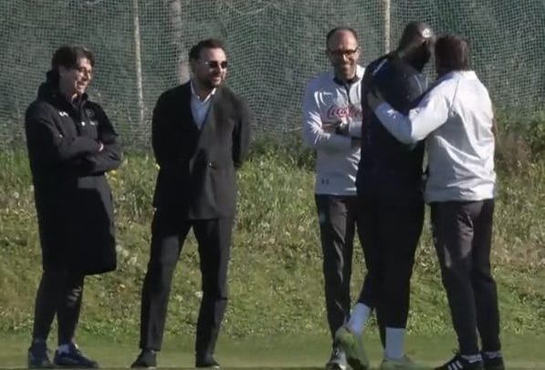 L’abbraccio tra Lukaku e Conte in allenamento