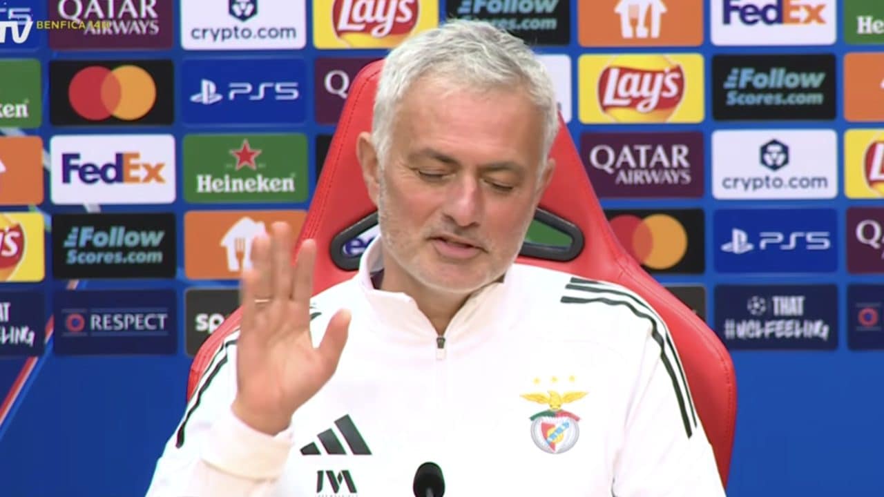 Mourinho interrompe la domanda del giornalista sulle assenze del Napoli