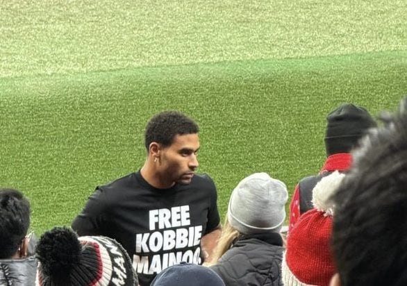 La maglia provocatoria sfoggiata dal fratello di Mainoo a Old Trafford