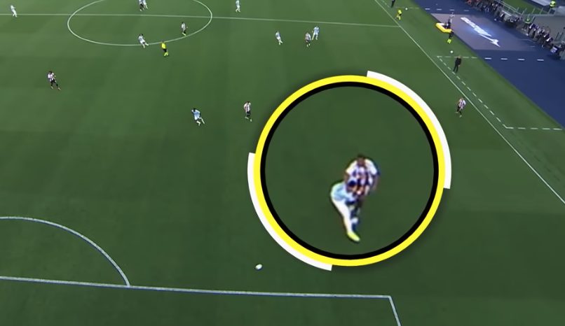 Il colpo di Kalulu indirizzato verso il viso di Castellanos (in questo caso sul collo).