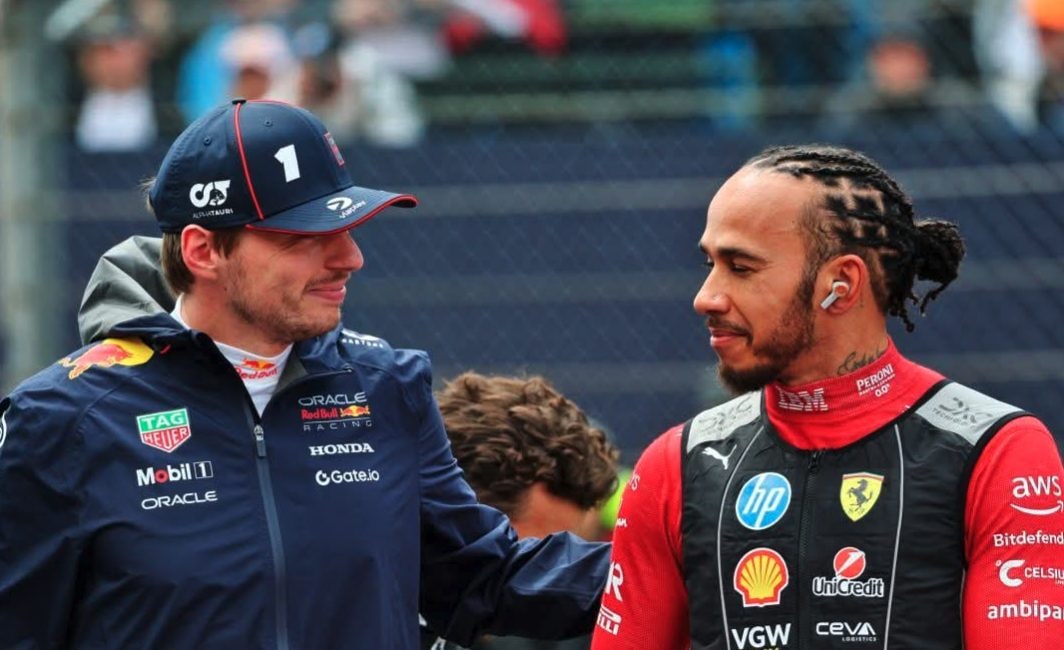 Max Verstappen e Lewis Hamilton prima della partenza di un Gp del Mondiale di F1 2025.