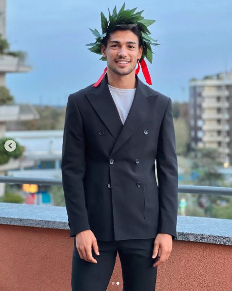 Barba dopo una delle lauree conseguite.