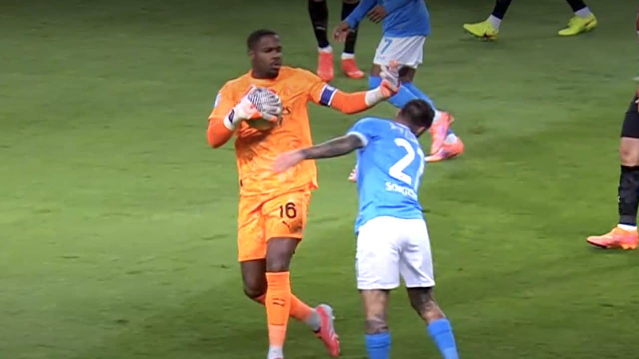 Maignan da rosso su Politano, brutta reazione ma il VAR non lo sanziona: "Doveva fare il suo mestiere"