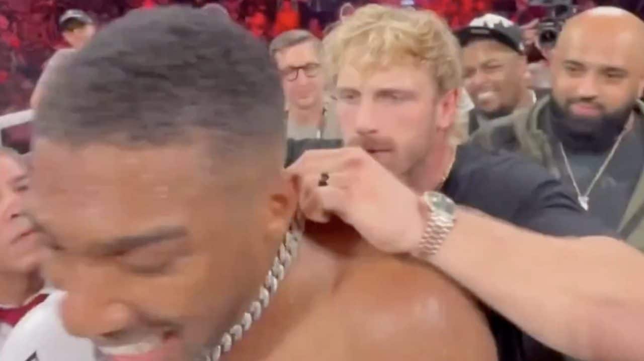 Il fratello di Jake Paul tenta di scippare la collana ad Anthony Joshua sul ring: vale una fortuna