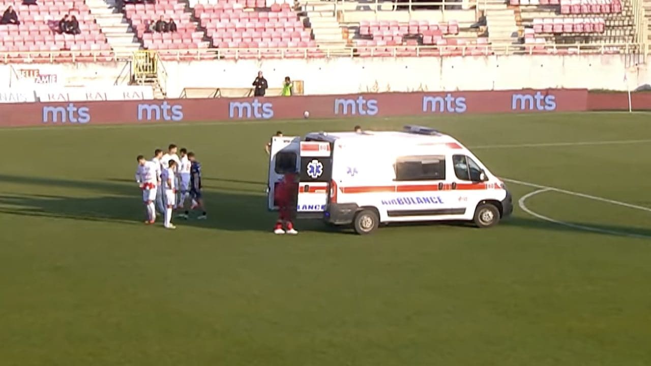 Knezevic perde i sensi in campo dopo uno scontro tremendo: gelo in campo, poi la bella notizia