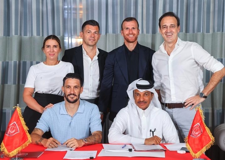 Il momento della firma in Qatar.