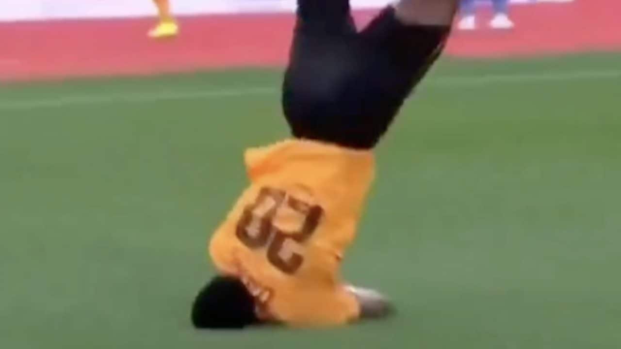 Patson Daka è pazzo di gioia e tenta l'esultanza acrobatica in Coppa d'Africa: finisce male