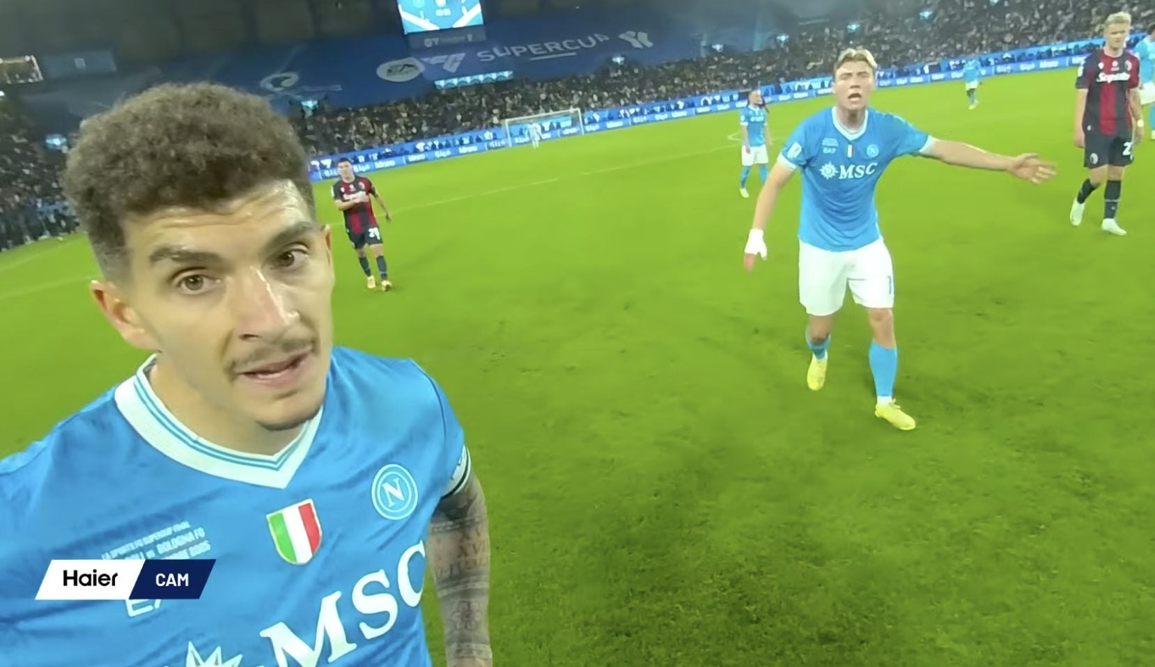 L'arbitro Colombo e i modi educatissimi coi giocatori in Napoli-Bologna: "Per favore, non puoi farlo"