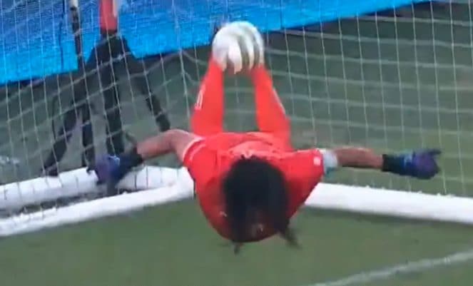 A 59 anni René Higuita lo ha rifatto il colpo dello scorpione.