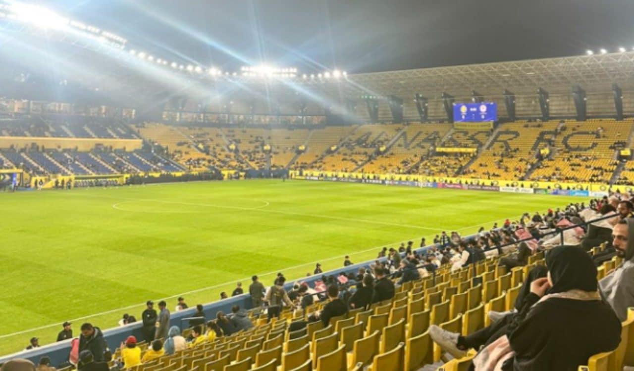 Cristiano Ronaldo torna in campo dopo un mese in uno stadio deserto: la partita diventa un flop