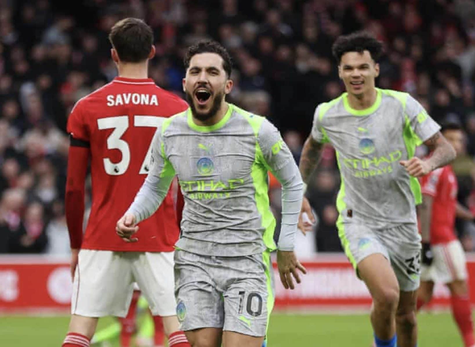 Cherki esulta dopo il contestato gol del 2–1.