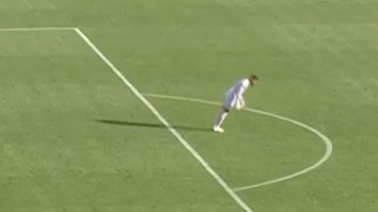 Il portiere del Sudan crolla di colpo e poi si riprende come se nulla fosse: mistero in Coppa d’Africa