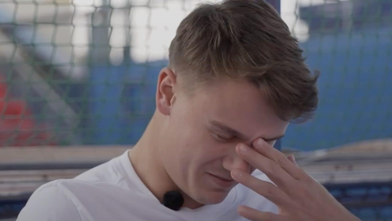 Holger Rune rivede il suo infortunio e scoppia a piangere in TV: si fa sempre la stessa domanda