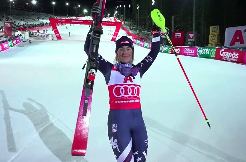 Mikaela Shiffrin felice dopo la 106ª vittoria in Coppa del Mondo.