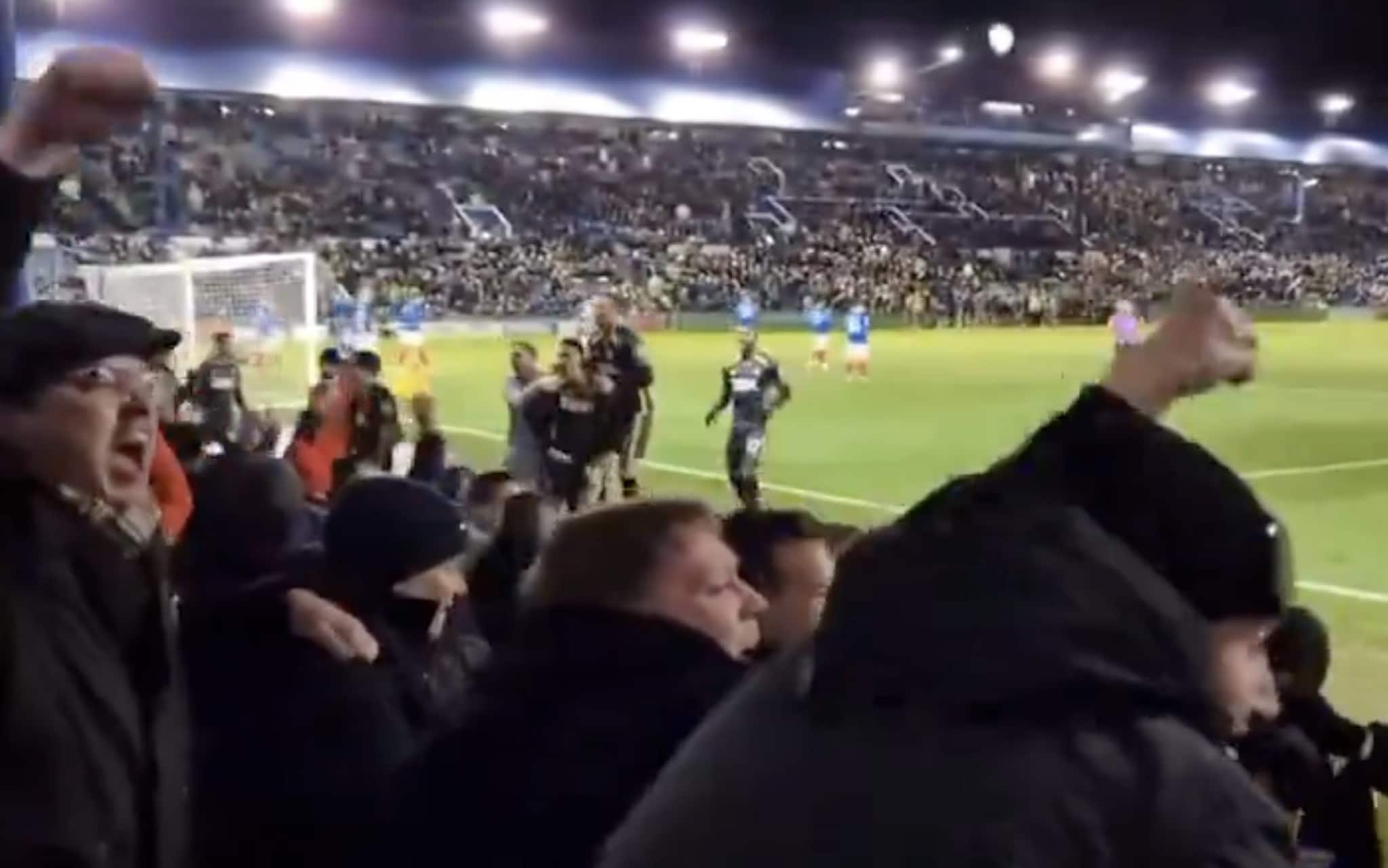 Segnano al 96', poi accade l’incredibile: un video dagli spalti mostra il bello e il brutto del calcio