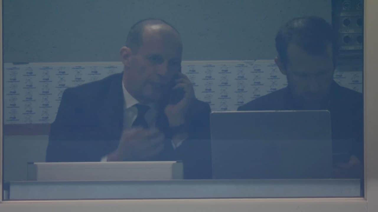 Perché Allegri urlava al cellulare in tribuna durante Torino-Milan: con chi ce l'aveva