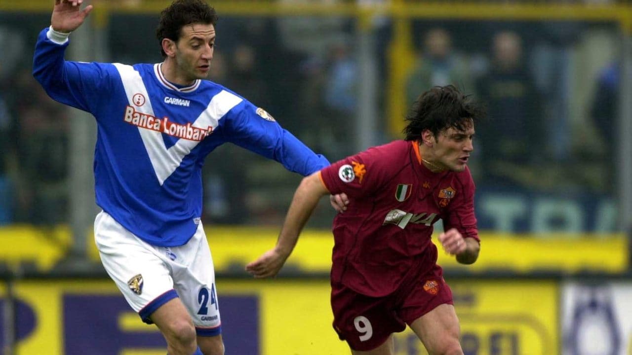 Mangone con la maglia del Brescia mentre ostacola Montella.