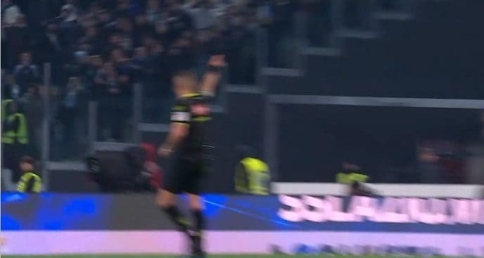 L’arbitro, Guda, non ha avuto alcuna remora nel concedere il corner da cui è scaturita la rete.