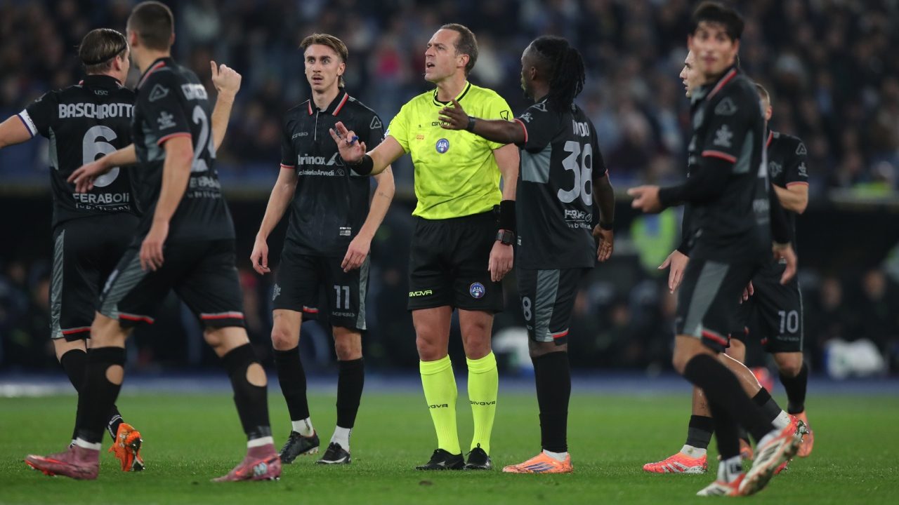 In Lazio-Cremonese hanno segnalato fuorigioco su una rimessa dal fondo: l'arbitro chiede scusa