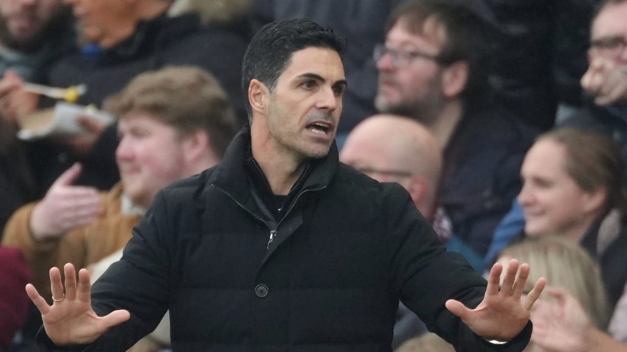 Arteta sotto accusa: l'allenatore dell'Arsenal beccato in un video contro l'Aston Villa, lo fa sempre