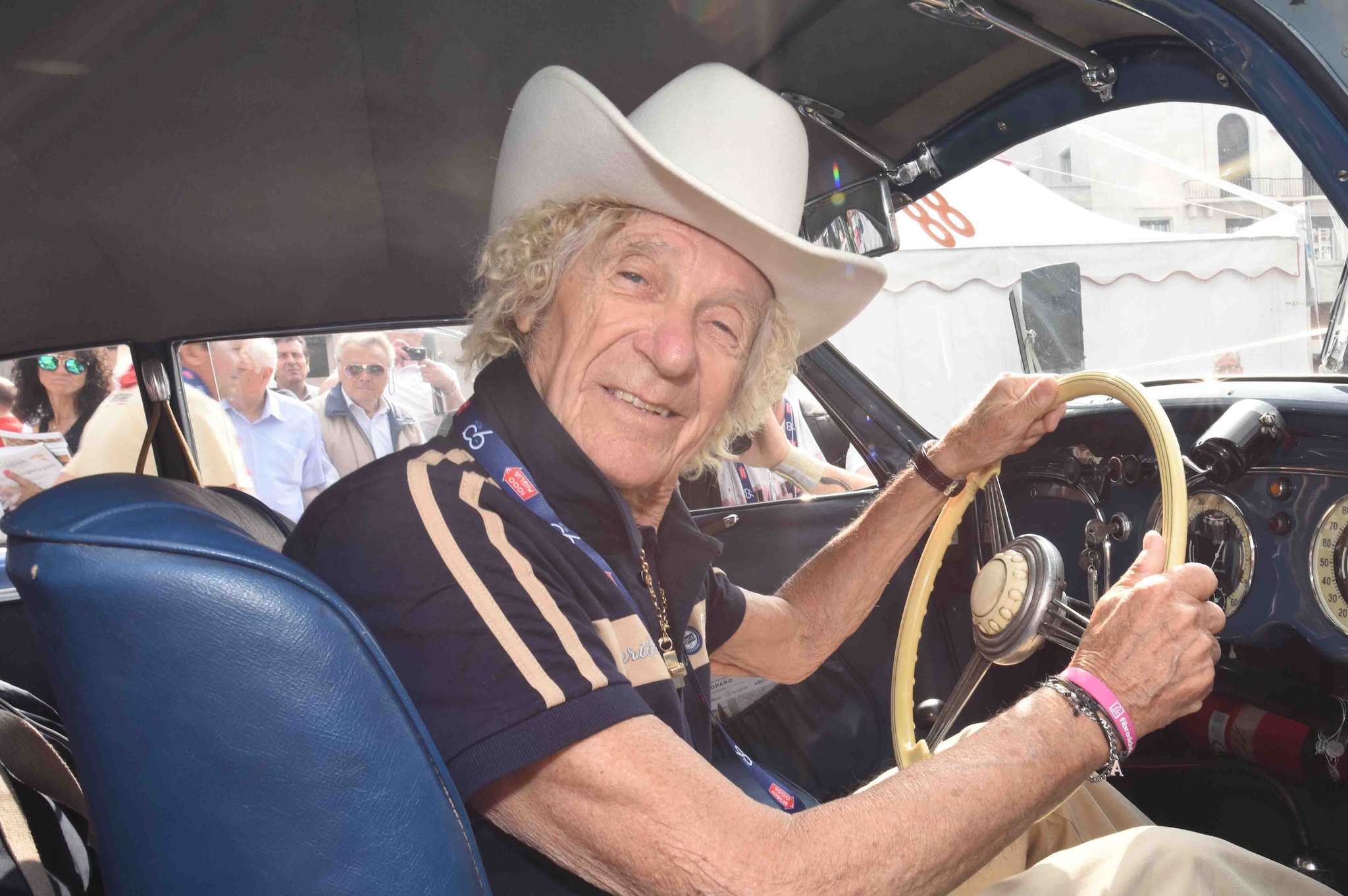 Arturo Merzario col suo iconico cappello da cowboy