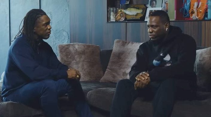 Mario Balotelli con Clarence Seedorf, che è andato a intervistarlo a casa sua a Brescia