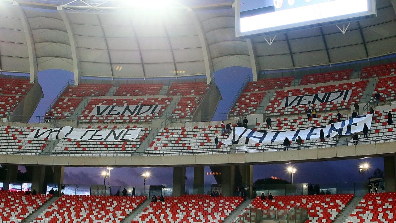 La curva vuota e gli striscioni apparsi al San Nicola durante Bari–Pescara.