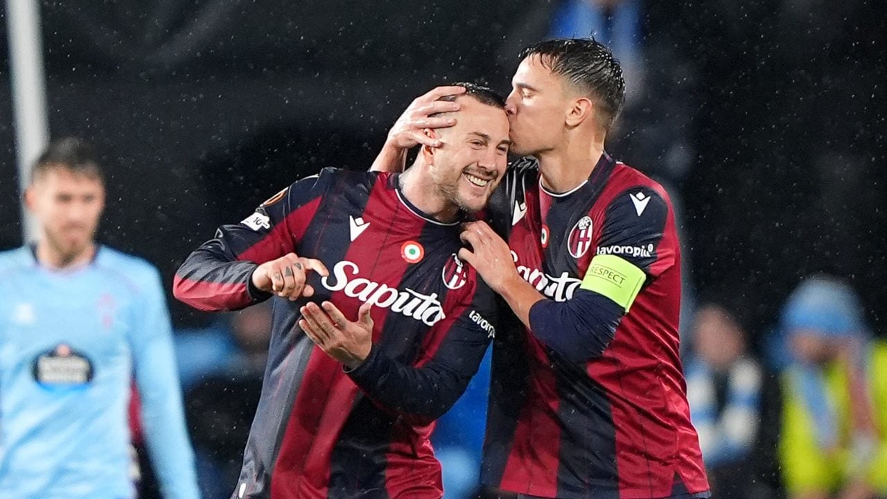 L’esultanza di Bernardeschi con Castro.