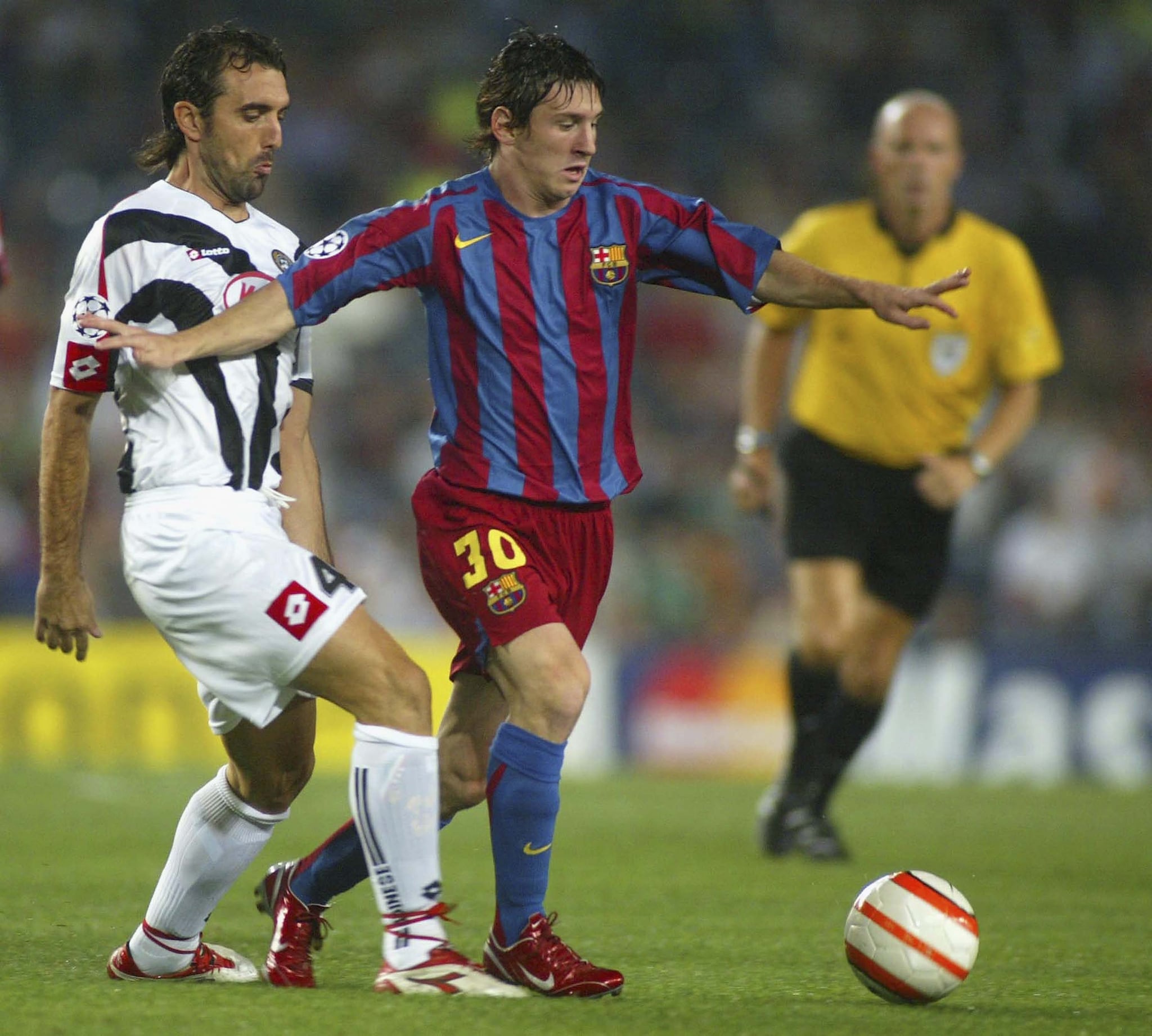 Bertotto a contrasto con Messi durante Barcellona–Udinese.