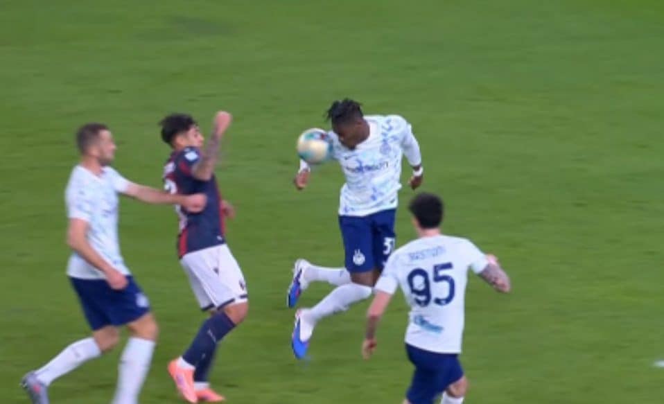 Perché Chiffi aspetta il VAR per dare rigore al Bologna nonostante il chiaro fallo di mano di Bisseck