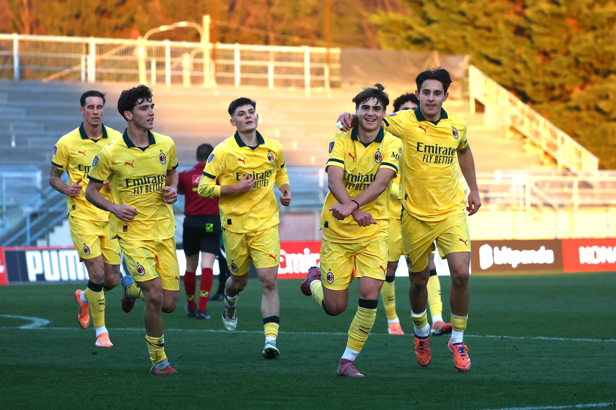 Borsani festeggia un gol con i compagni.