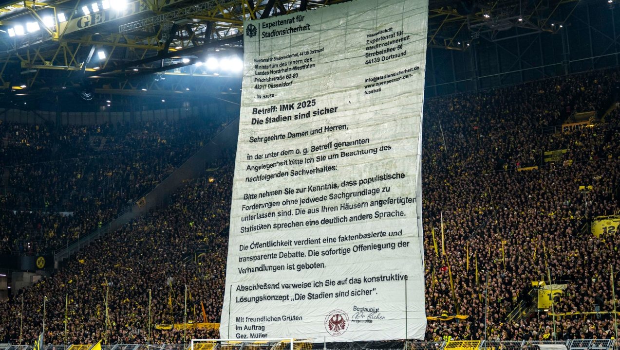 L'eclatante protesta dei tifosi del Borussia Dortmund: "Gli stadi sono sicuri". Lettera durissima