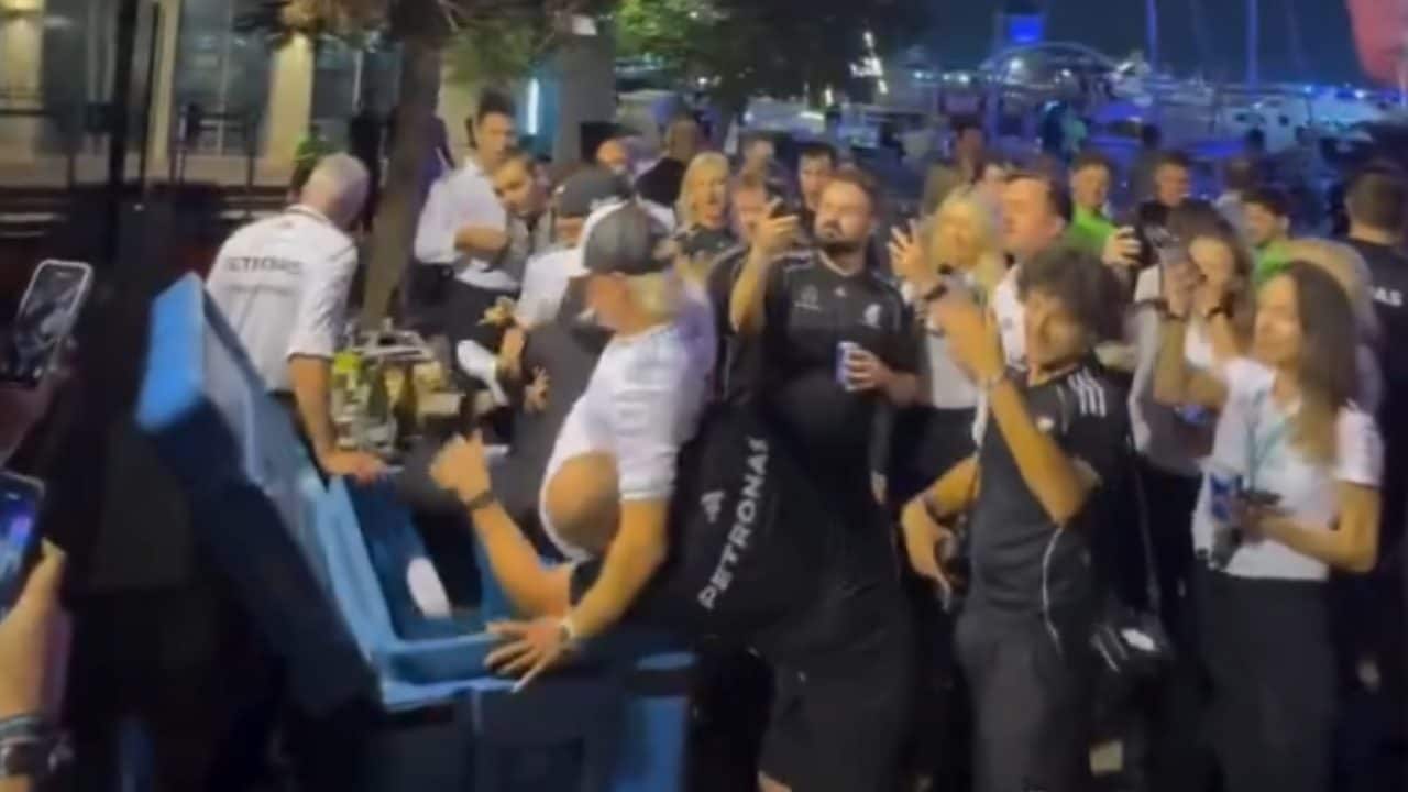 Valtteri Bottas buttato in un cassonetto dell'immondizia: i meccanici Mercedes non perdono tempo