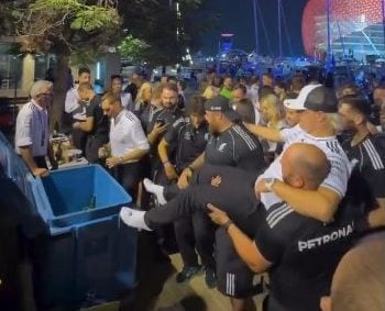 I meccanici della Mercedes gettano nella spazzatura Valtteri Bottas a Yas Marina