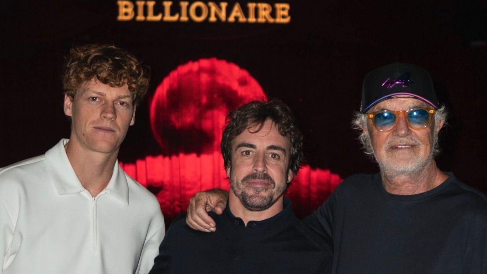 Cosa ci fanno Briatore, Alonso e Sinner a cena insieme nel lussuoso Billionaire a Dubai