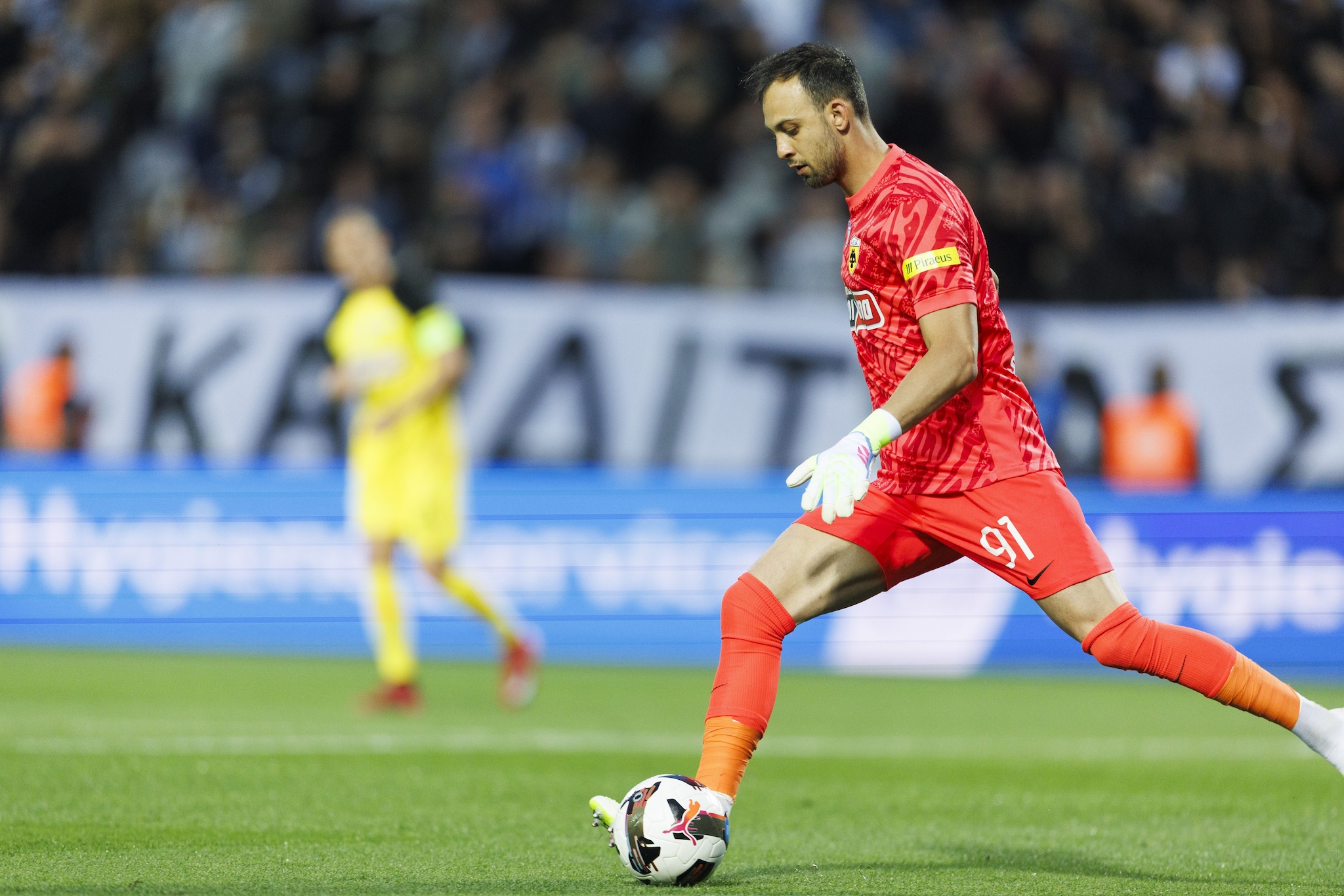 Brignoli in azione con la maglia dell’AEK Atene.