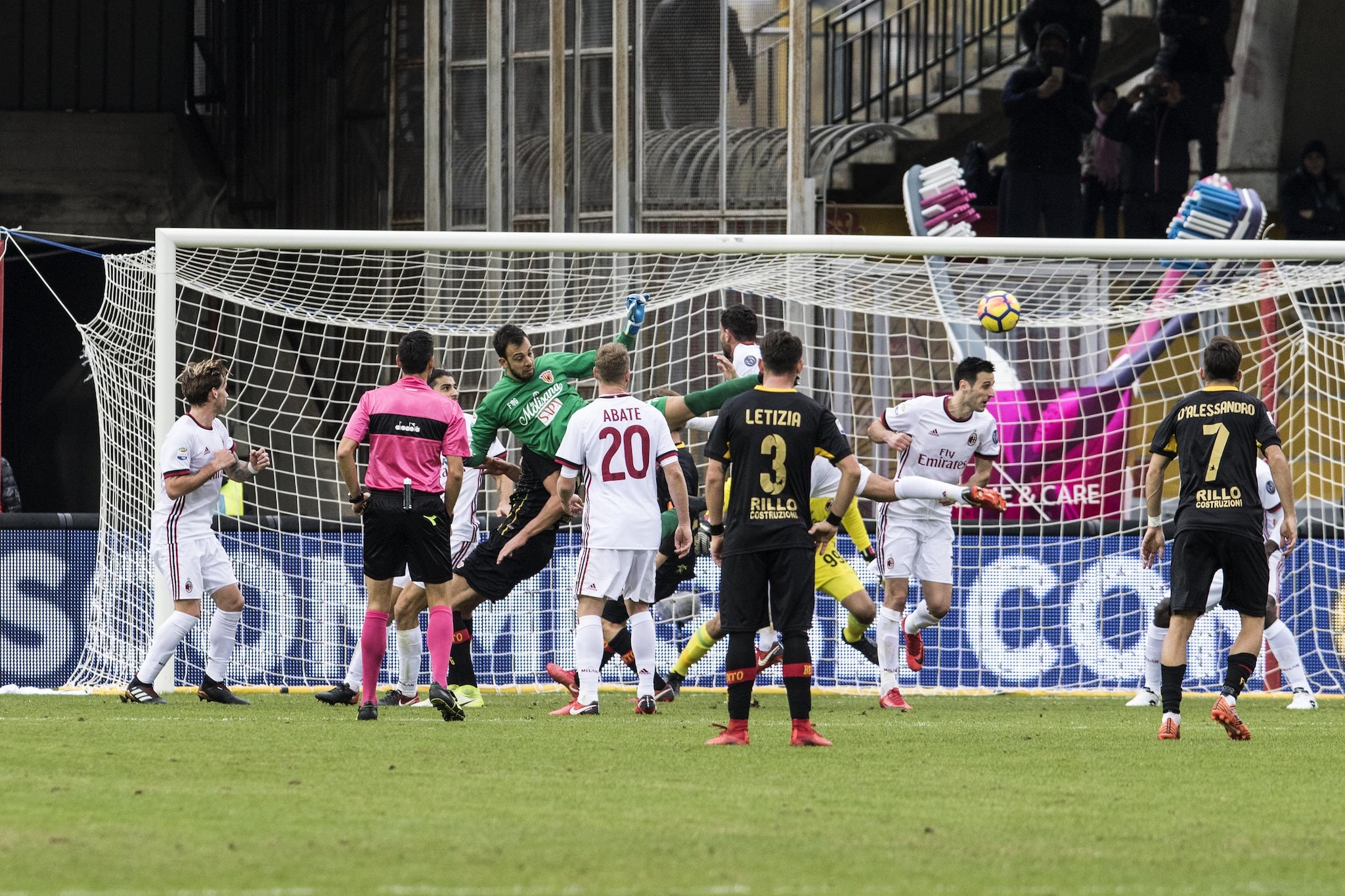 Brignoli subito dopo il colpo di testa che porterà la palla a finire in gol e a siglare il 2–2 definitivo di Benevento–Milan.