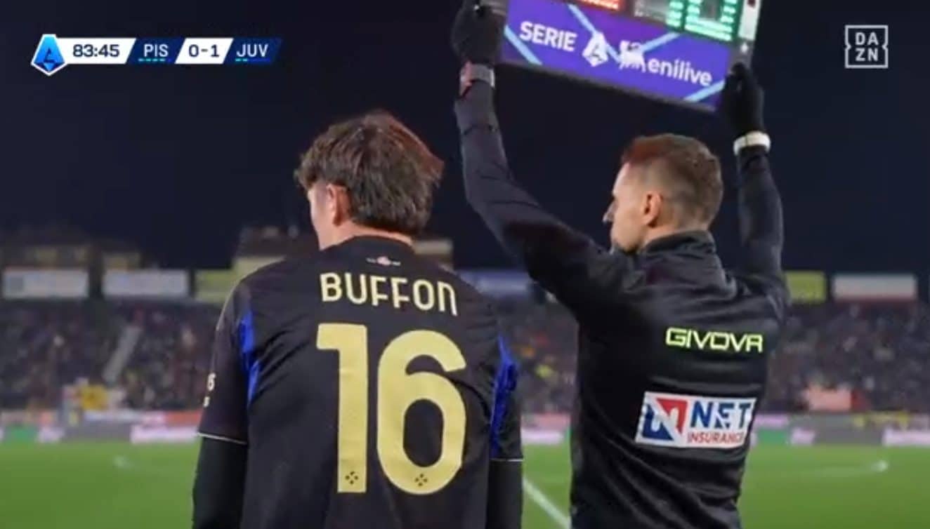 Il momento in cui Buffon entra in campo contro la Juventus.