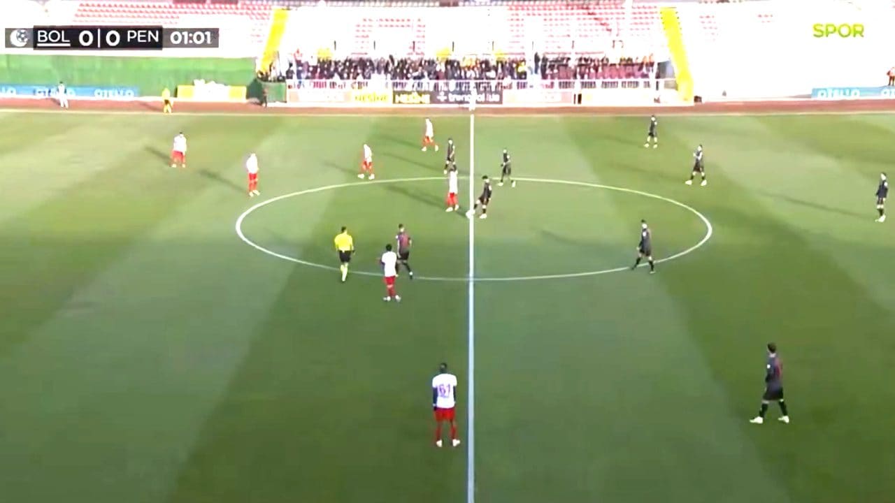 Il surreale primo minuto in Turchia: la partita inizia, tutti i 22 giocatori restano immobili in campo