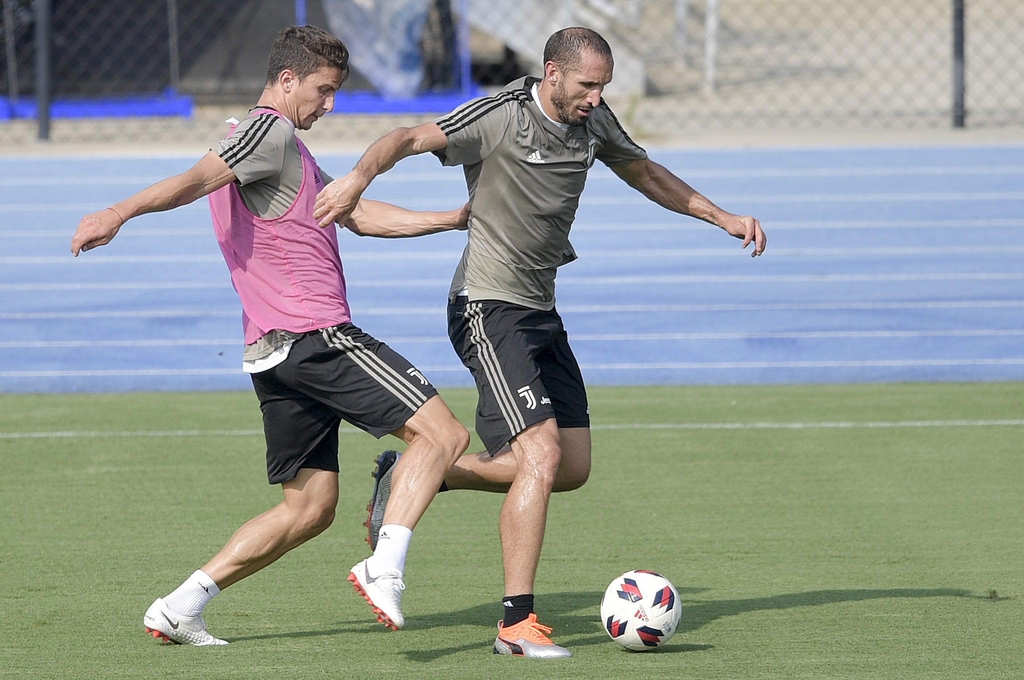 Caldara in allenamento alla Juve con Chiellini nel luglio del 2018: il 2 agosto fu annunciato dal Milan