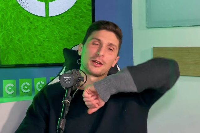 Mattia Caldara mima la gomitata che già sapeva gli avrebbe rifilato Mario Mandzukic in partita