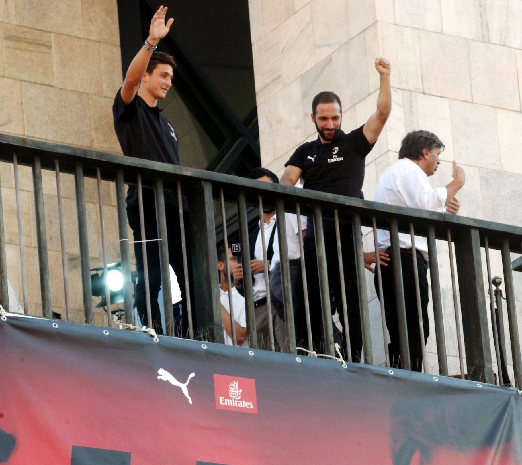 Caldara presentato dal Milan assieme a Higuain