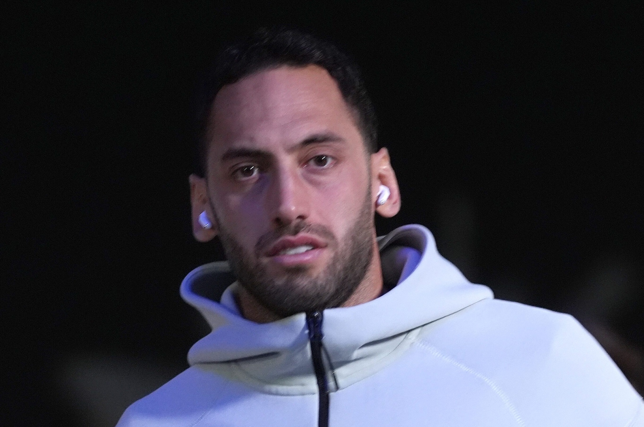 Hakan Calhanoglu a Riad: il turco non ha messo piede in campo nella trasferta di Supercoppa