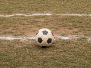 Un calciatore muore in campo dopo essersi messo una moneta in bocca: pensava che lo proteggesse