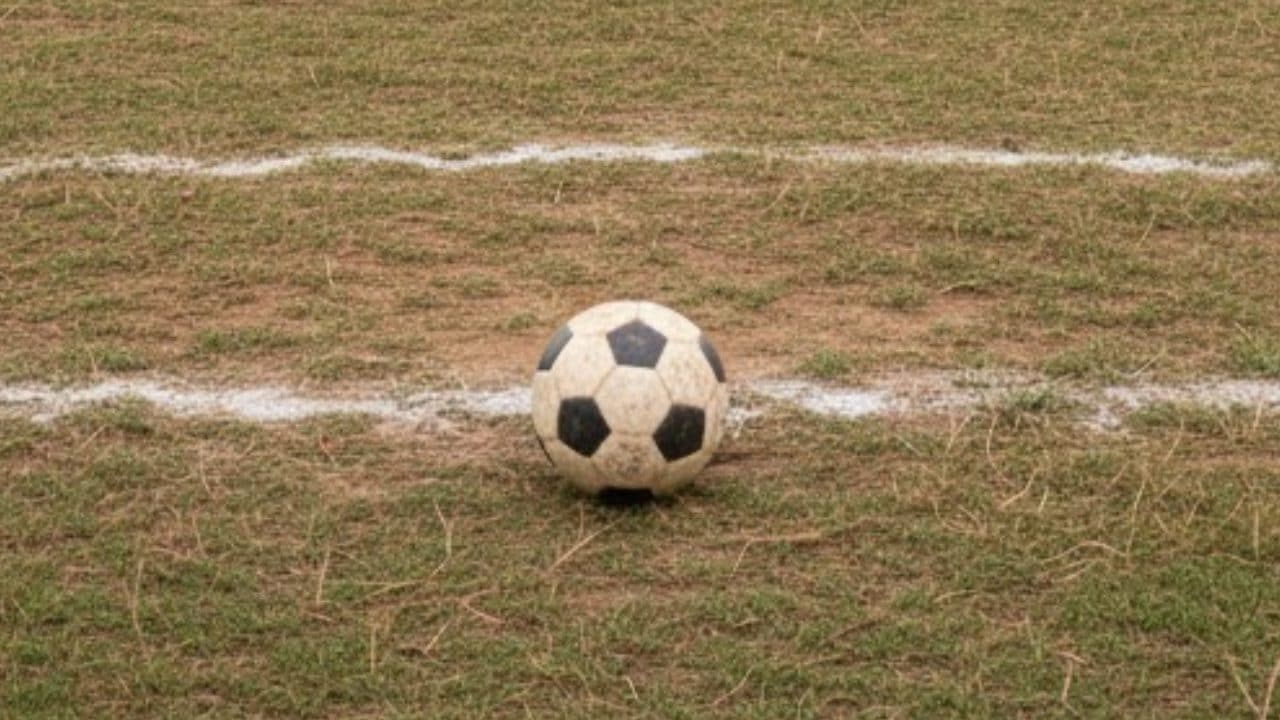 Un calciatore muore in campo dopo essersi messo una moneta in bocca: pensava che lo proteggesse
