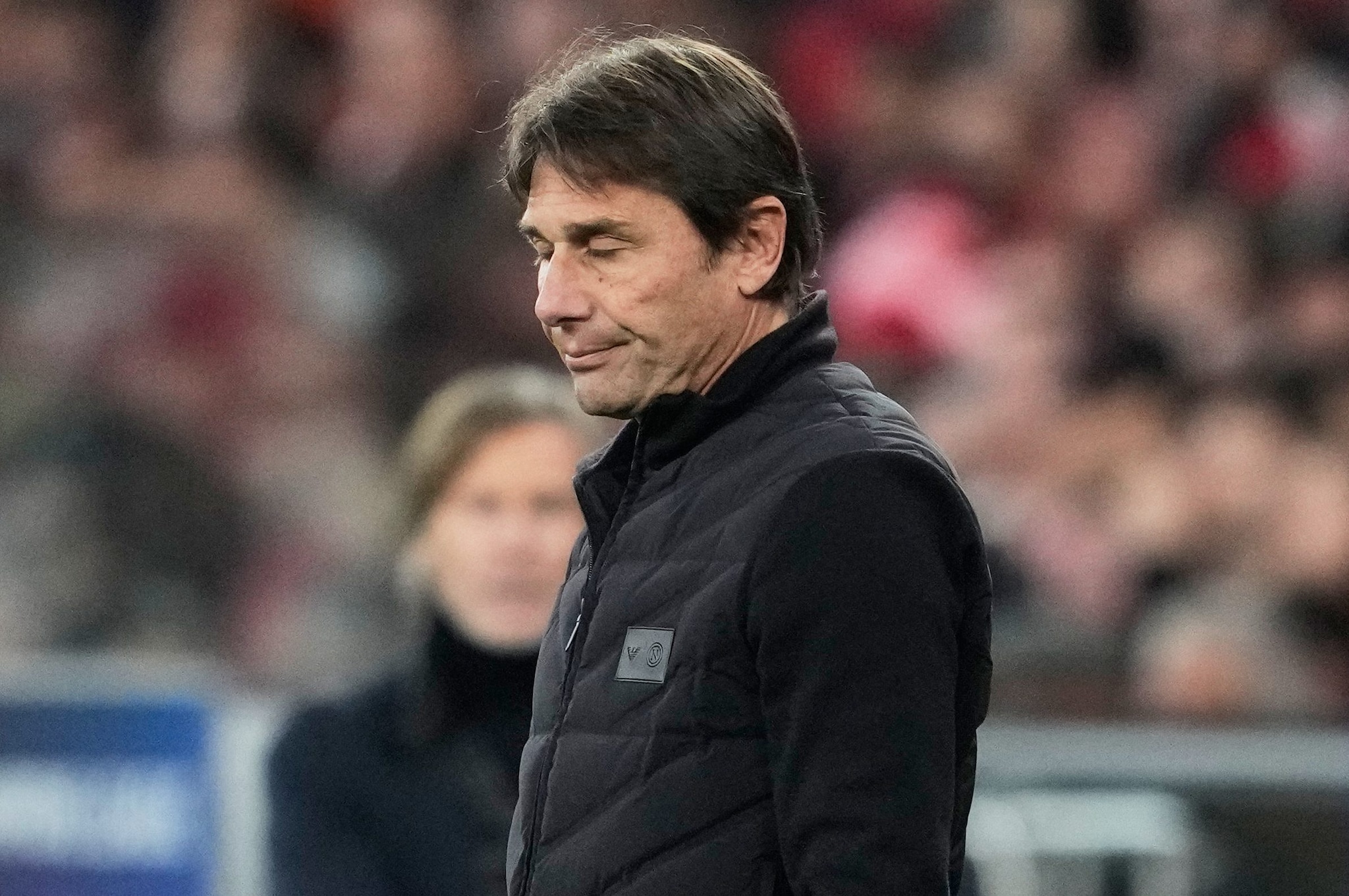 L’espressione avvilita di Antonio Conte a Lisbona: il suo Napoli ha perso 2–0, ma è ancora in corsa per qualificarsi ai playoff di Champions