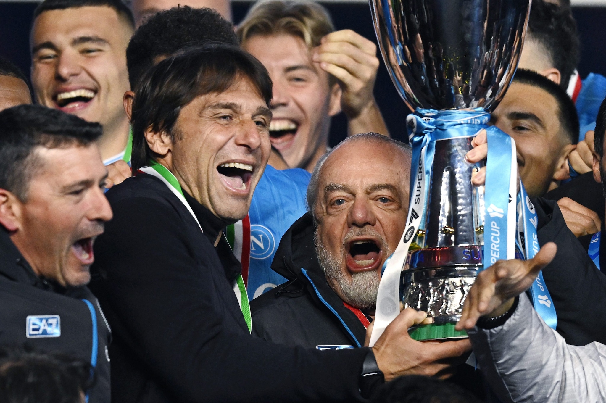 Antonio Conte con Aurelio De Laurentiis dopo che il presidente del Napoli lo ha chiamato vicino a sé per sollevare la Supercoppa