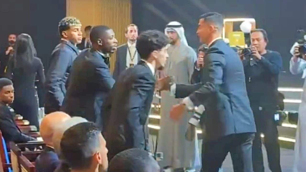 L'aura debordante di Cristiano Ronaldo è quello che succede quando entra in una sala zeppa di campioni